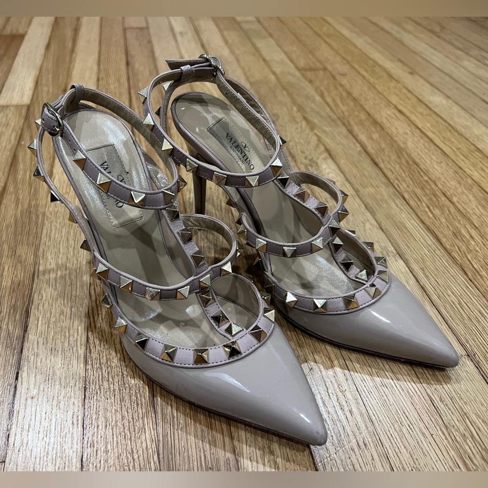 Valentino Garavani Rock-stud heels in patent nude 36